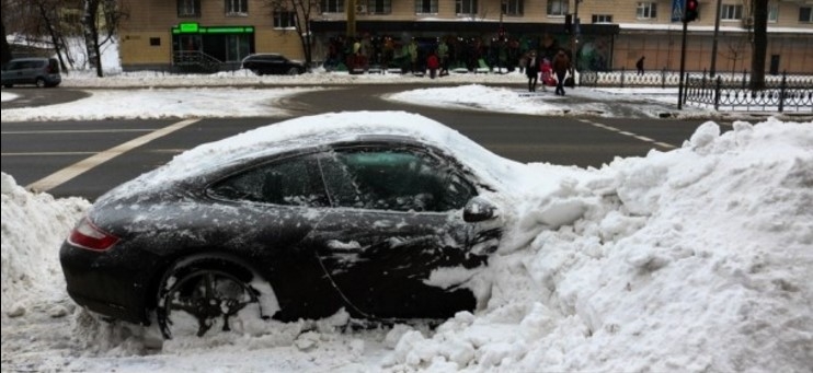 Коммунальщики забросали снегом элитный Porsche