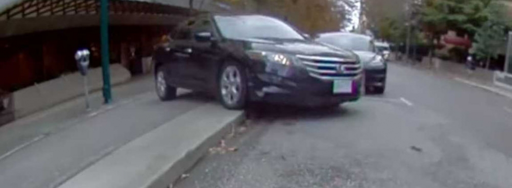 Видео: горе-водитель наломал дров, перепутав газ и тормоз