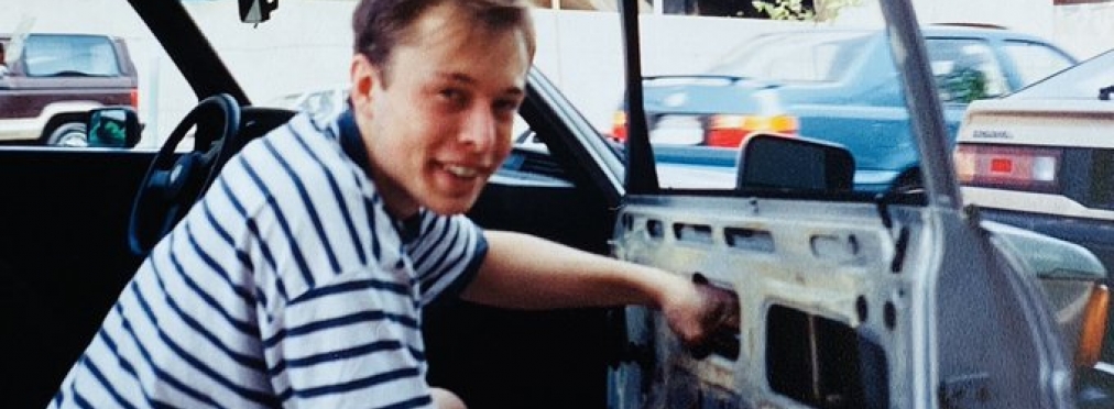 Мать Илона Маска показала, как сын чинил машины в юности