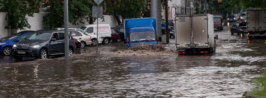 Обильный ливень затопил столичные дороги