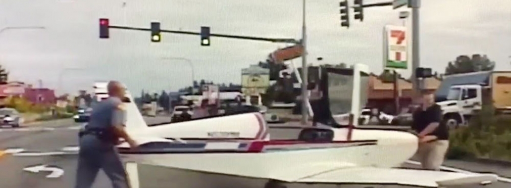 Топ-видео: самолет приземляется прямо на оживленное шоссе