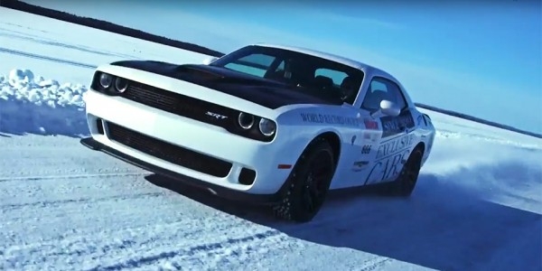 Спорткар Dodge Challenger Hellcat достиг рекордной скорости на льду