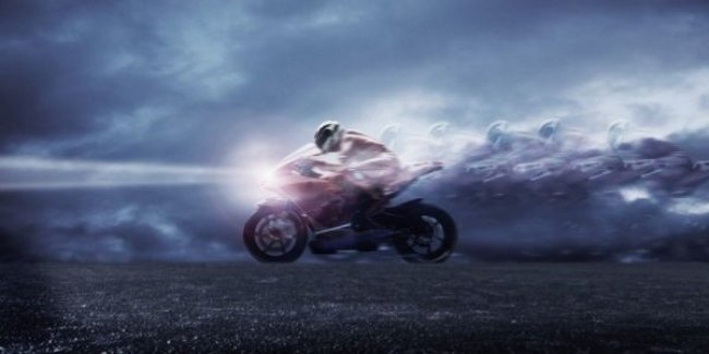 Мотоциклист «показал чудеса акробатики» на дороге