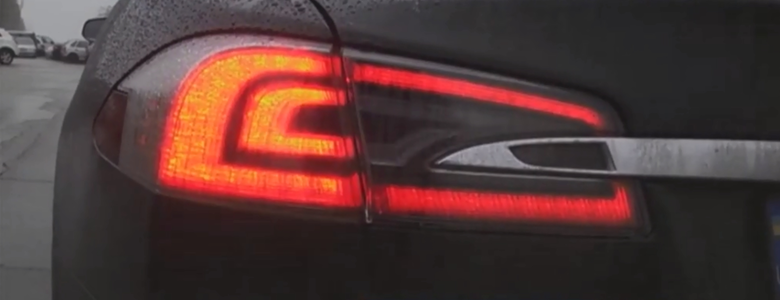 Полиция может оштрафовать за красные указатели поворотов автомобиля