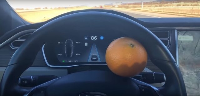 Владелец Tesla обманул систему автопилота с помощью апельсина