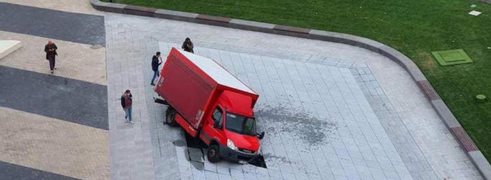 В Киеве грузовик провалился в сухой фонтан