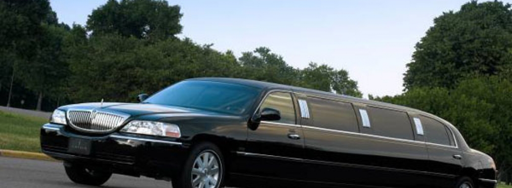 Lincoln Town Car с встроенным шестом для танцев оценили в $15 тыс