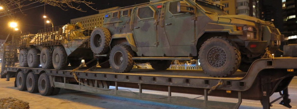 Автомобили, которыми перевозят военную технику в городах