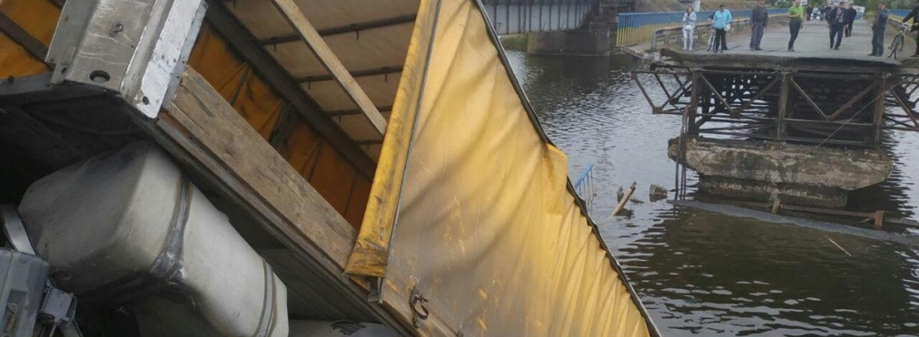 В Днепропетровской области рухнул мост с фурой