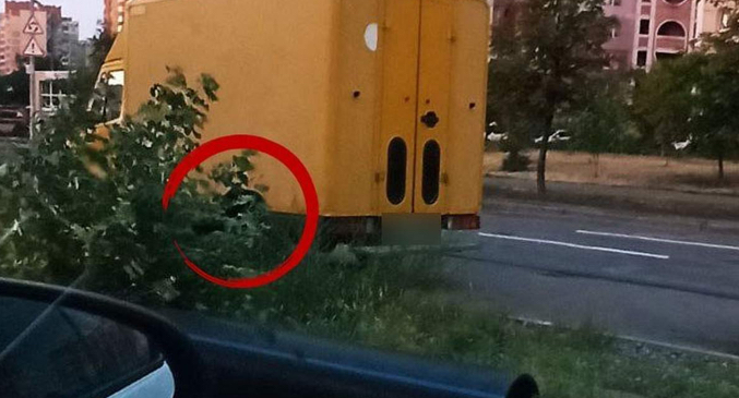 В Украине задержали вора, который сливал топливо из припаркованных автомобилей