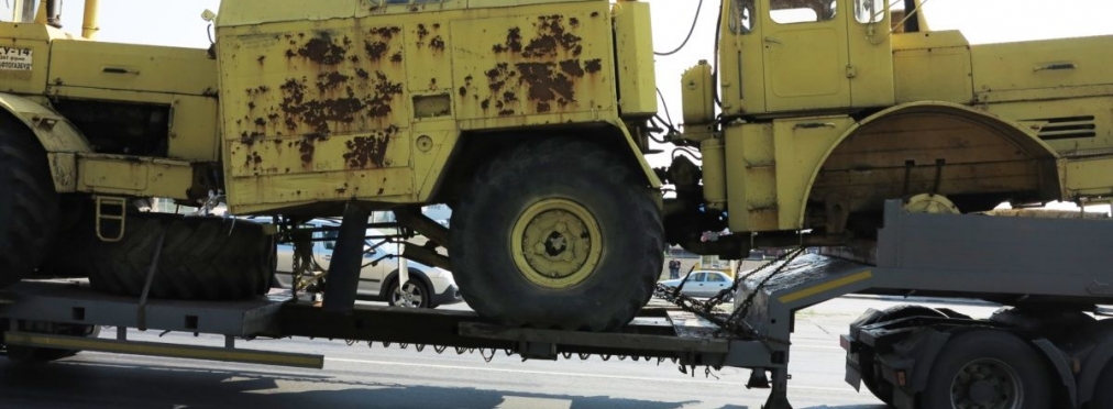 В Киеве замечена фура с редкими тракторами