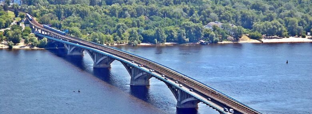 Неизвестные перекрыли движение по мосту Метро – Киев сковали масштабные пробки