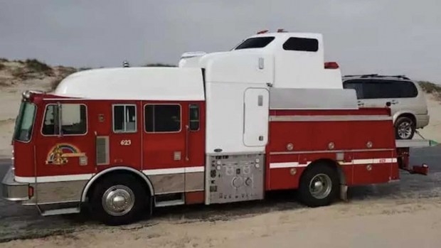 Канадец превратил пожарный автомобиль в дом на колесах