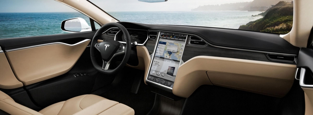 Движущийся без водителя электрокар Tesla поверг людей в шок
