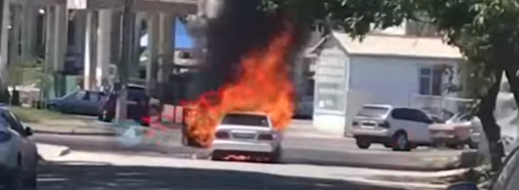 В Одессе, прямо посреди дороги загорелся автомобиль. Машина полностью выгорела (Видео)