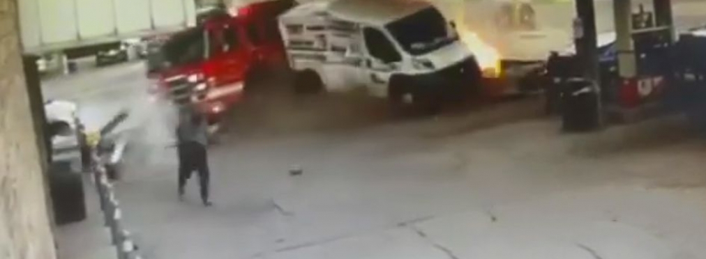 Пожарная машина попала в ДТП и подожгла АЗС (видео)
