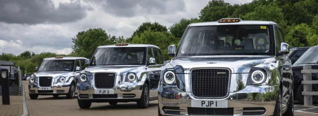К платиновому юбилею Елизаветы ІІ подготовили особые лондонские такси (фото)