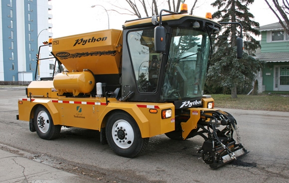«Python-5000» - чудо-машина для ремонта дорог