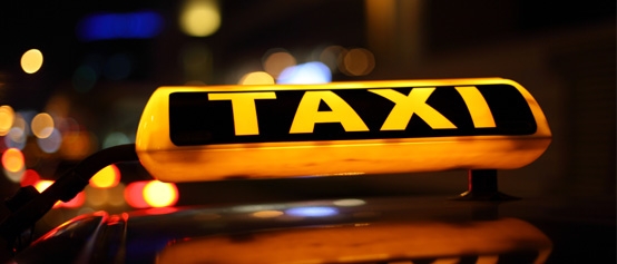 Водителя такси лишили лицензии за выполнение опасного трюка