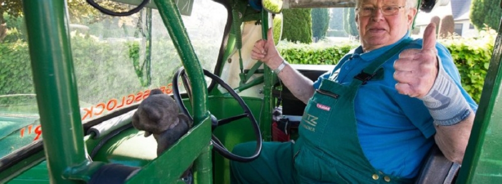 81-летний немец месяц путешествовал на тракторе