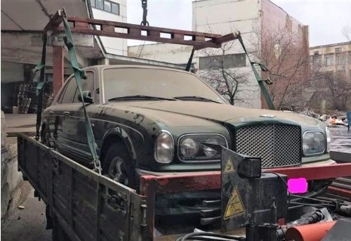 В столичном дворе бросили умирать роскошный седан Bentley