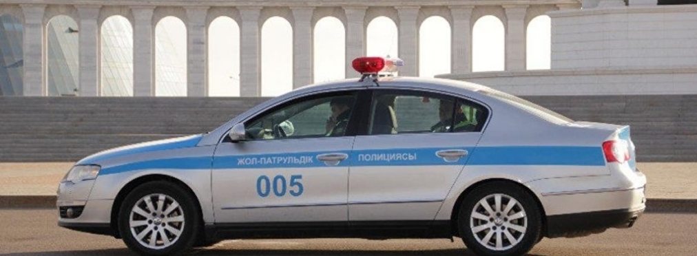 В Казахстане нарушитель справил нужду на автомобиль полиции