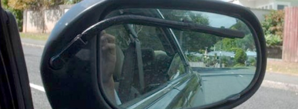 Самые необычные дворники для автомобильных зеркал показали на видео