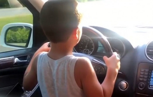Украинский блогер усадил маленького ребенка за руль на скорости 100 километров в час