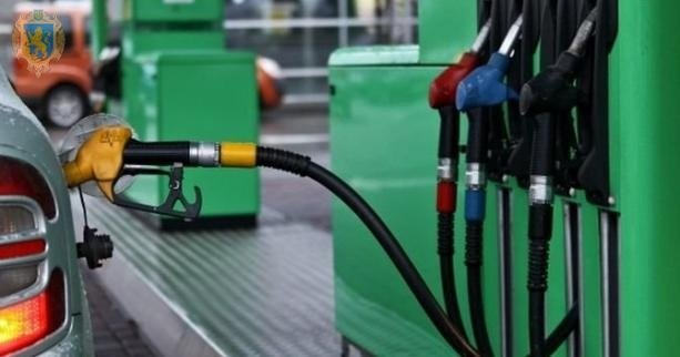 Цены на бензин и дизель снижаются: сколько стоит топливо на АЗС