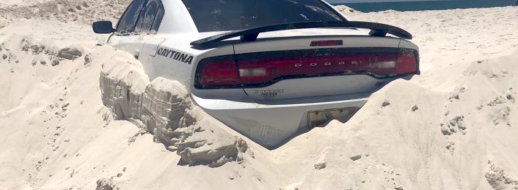 Ураган закопал Dodge Charger в песок