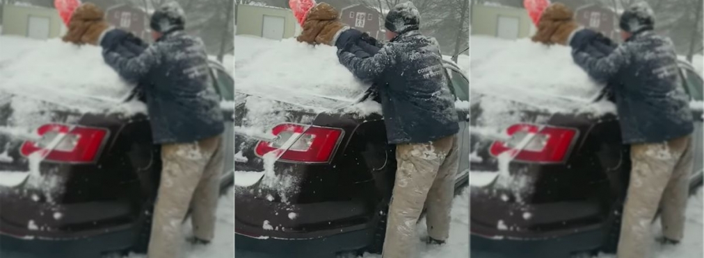 Американец очистил машину от снега своим ребенком