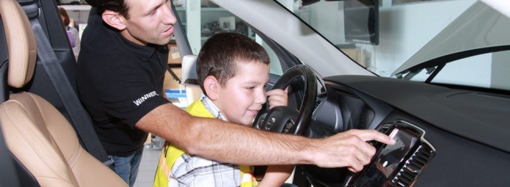 В Украине ребёнок был замечен за рулём полицейского автомобиля
