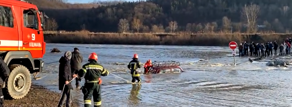 Niva утонула в реке во время проезда через переправу