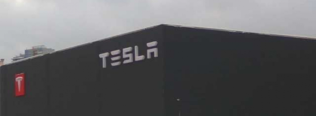 В Украине назрел скандал из-за здания c фирменным логотипом Tesla