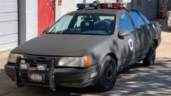 Точную копию полицейской машины Robocop Ford Taurus продают на eBay