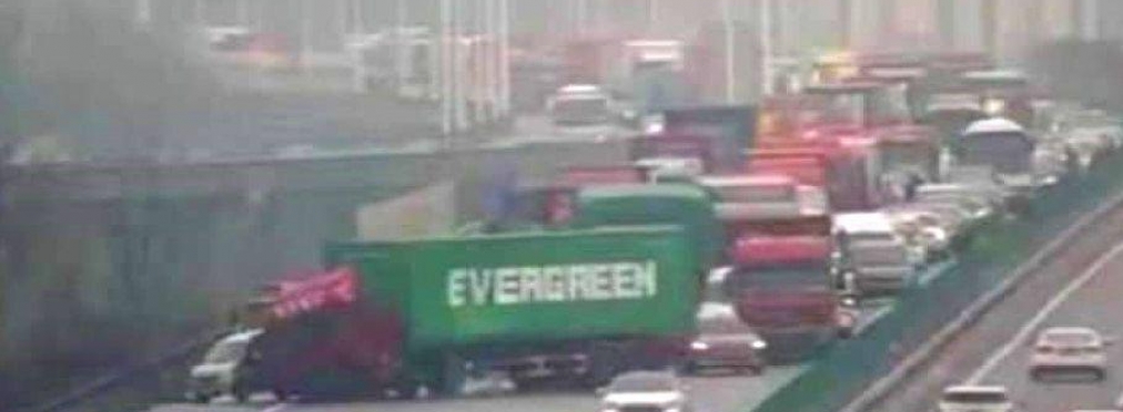 Теперь и на суше: фура с надписью Evergreen заблокировала движение в Китае