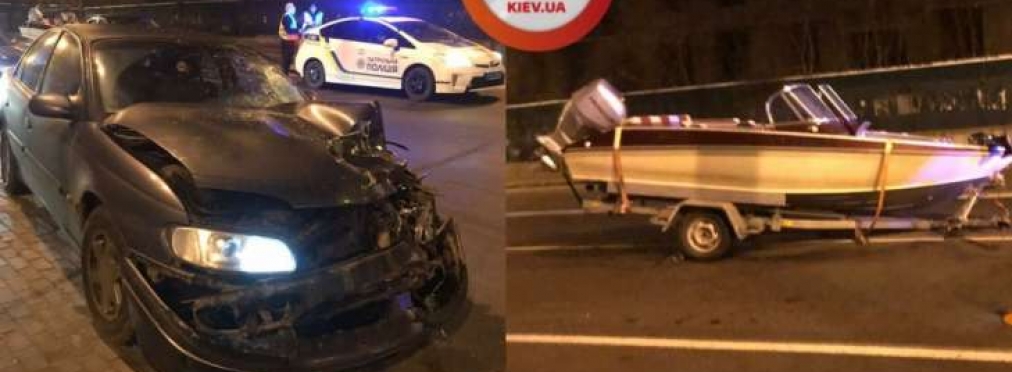 В Киеве автомобиль столкнулся с… лодкой