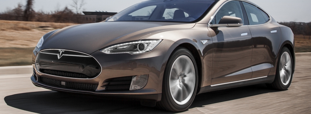 Электрокар Tesla Model S столкнулся с прицепом в режиме автопилота