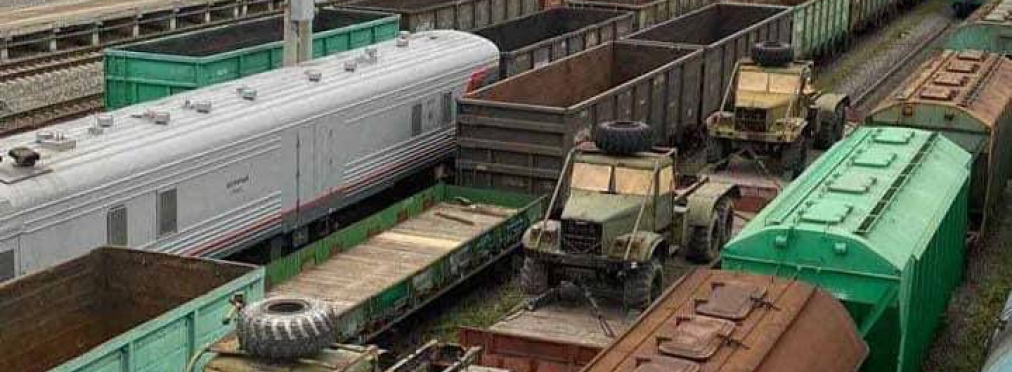 На одном из вокзалов РФ заметили старые военные грузовики КрАЗ 60-х годов