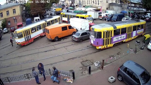 «Видео года»: пассажиры трамваев в течение часа переставляли с места на место автомобиль «героини парковки»