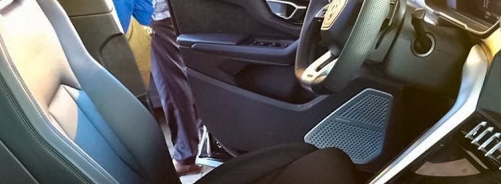 Фотошпионы показали интерьер кроссовера Lamborghini