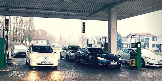 В Польше владельцы электромобилей устроили акцию против обычных автомобилей