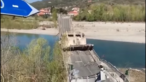 В Италии обрушился автомобильный мост: есть пострадавшие