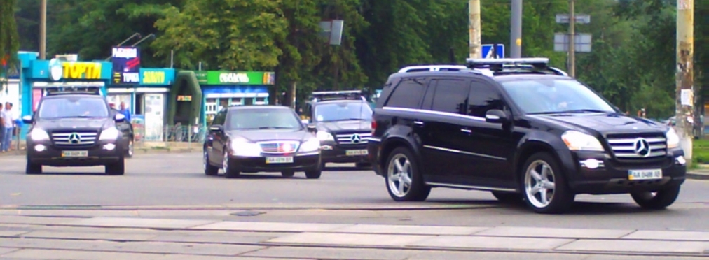 В Киеве полиция заставила кортеж «крутых» авто сверить номера двигателей