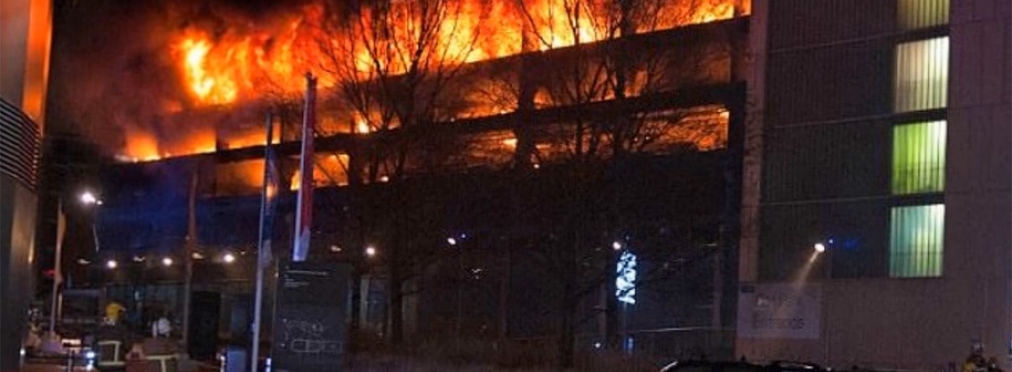 «Горячий» Новый год: семиэтажный паркинг с 1400 автомобилями выгорел дотла