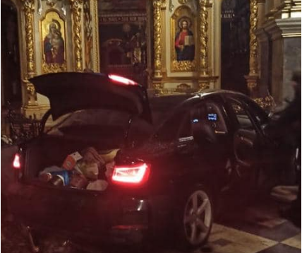 В Тернополе женщина на машине влетела в святыню