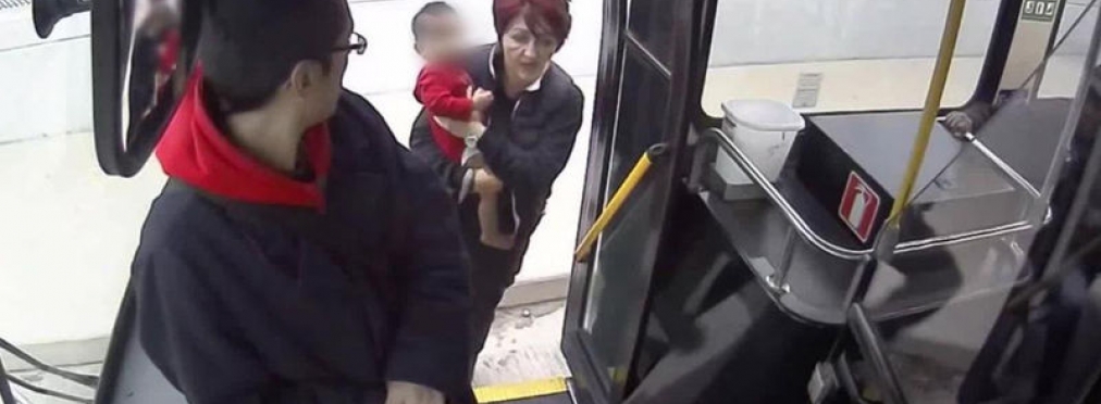 Водитель автобуса спасла блуждающего на морозе босого ребенка