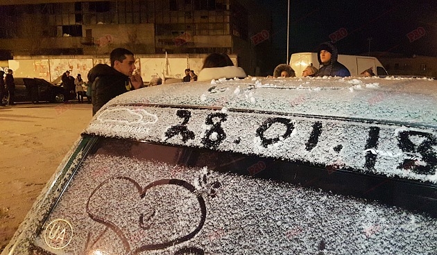 Украинские автомобилисты провели романтический флешмоб