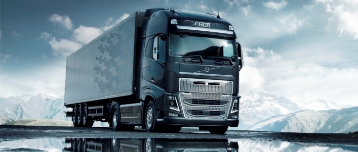 Тягач Volvo сдвинул с места 20 трейлеров весом 750 тонн
