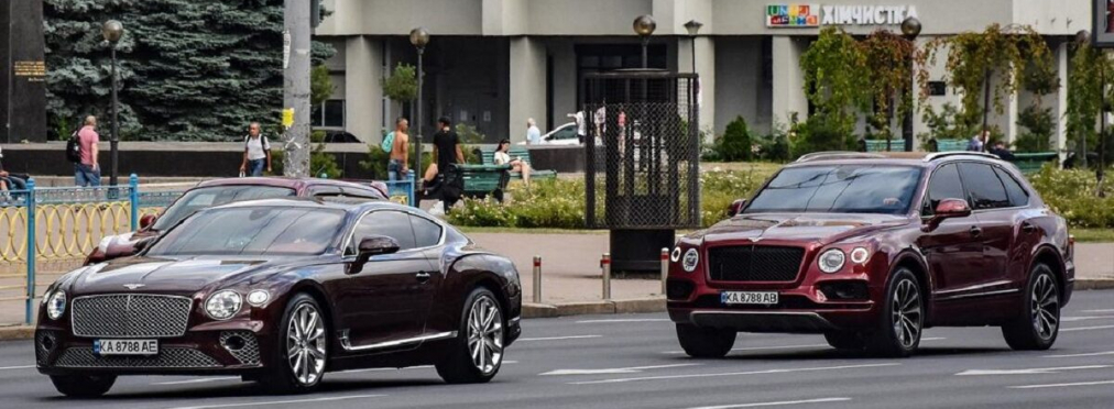 В Украине заметили парочку Bentley на одинаковых номерах